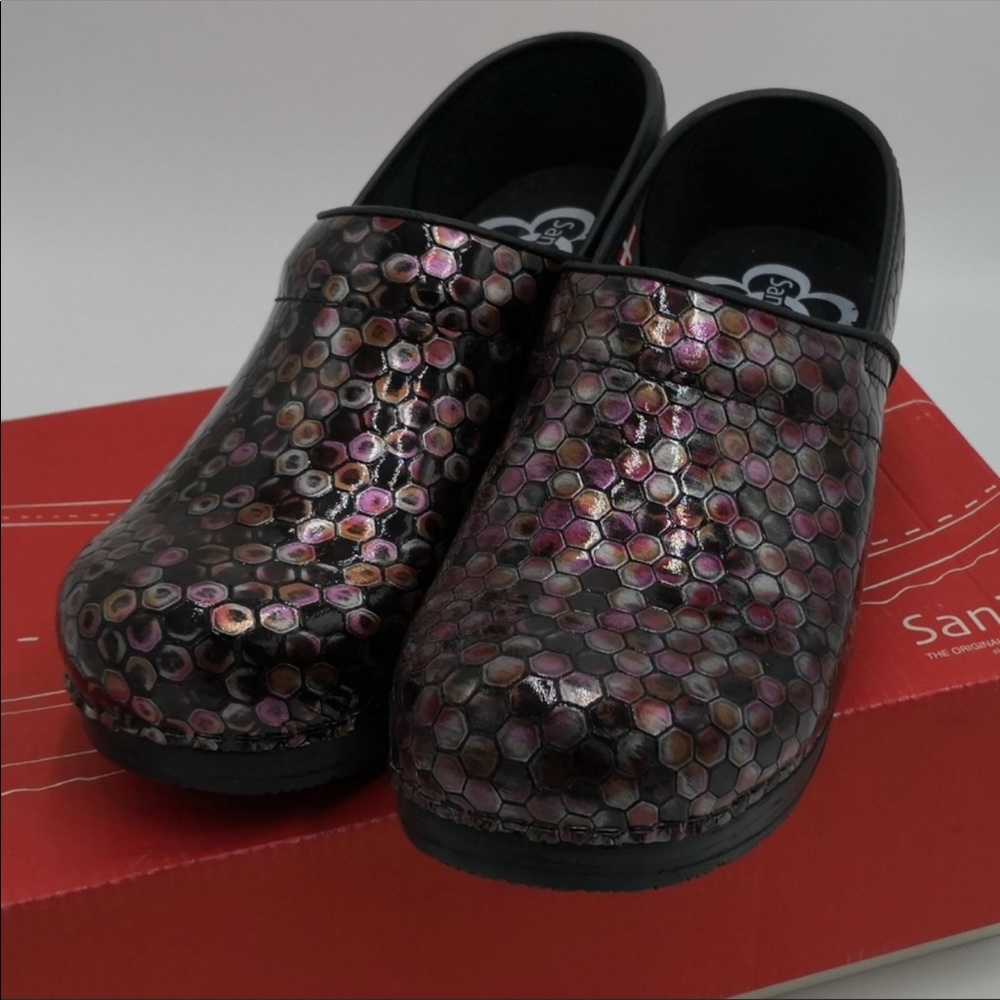 Sanita professional embossed hex patent clogs